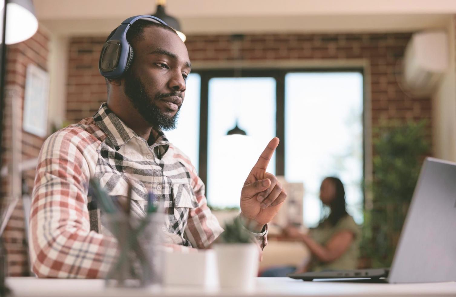 Planification budgétaire avec documents et calculatrice