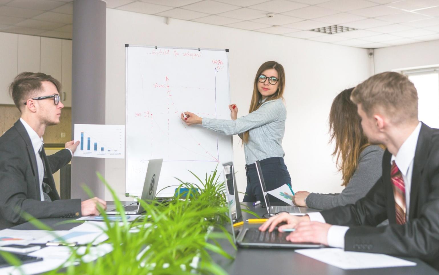 Organisation financière avec documents et notes
