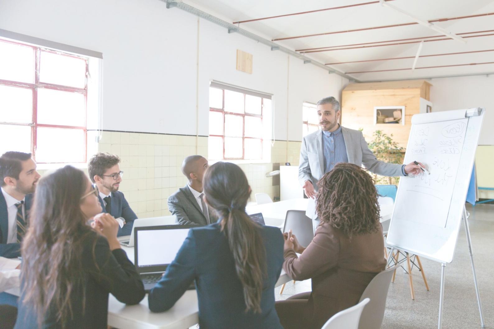 Bureau de conseil financier avec documents d'analyse
